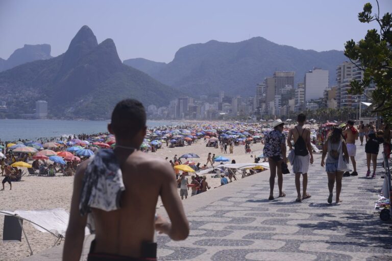 Turistas estrangeiros gastam US$ 7,3 bi em 2024, recorde em 15 anos