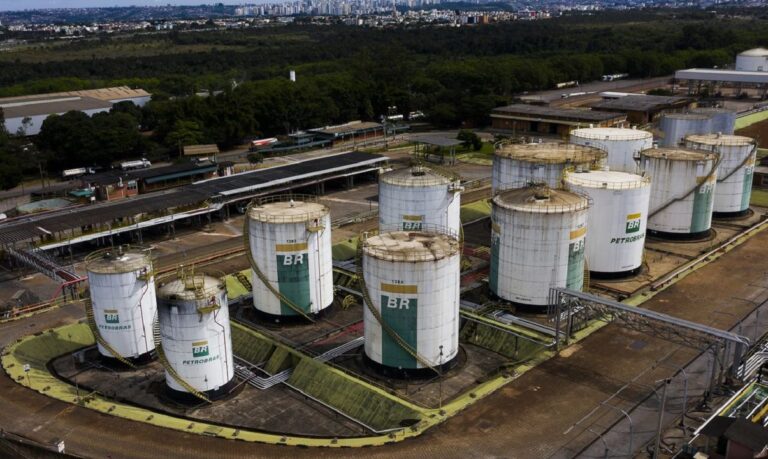 Preço do petróleo não cai mesmo com ‘drill baby drill’ de Trump e pressiona Petrobras