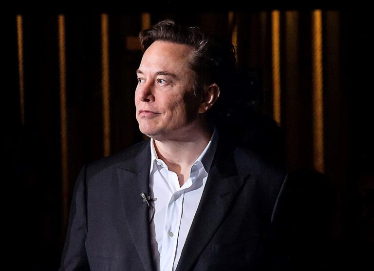 O empresário Elon Musk durante visita a uma academia da força aérea americana