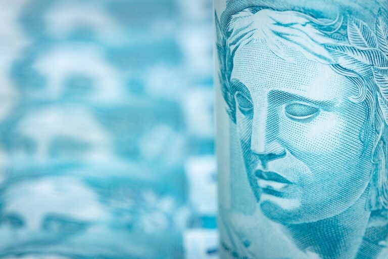Isenção do IR maior e tributação mínima para os mais ricos: o que esperar das discussões?
